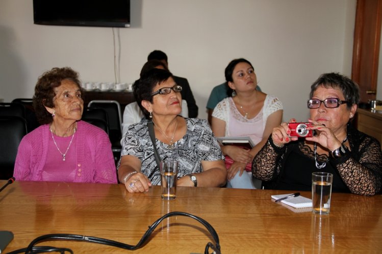 ADULTOS MAYORES RECIBEN IMPLEMENTACIÓN COMPUTACIONAL