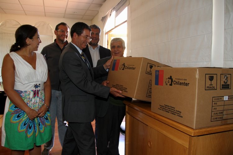 ADULTOS MAYORES RECIBEN IMPLEMENTACIÓN COMPUTACIONAL