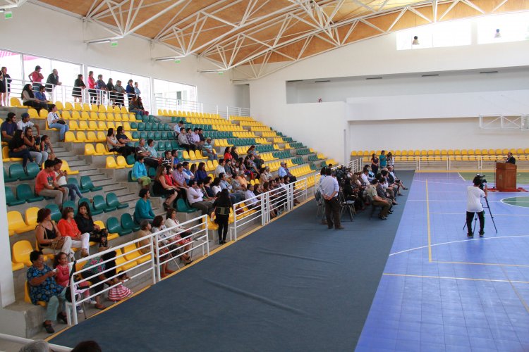 ANDACOLLO ABRE LAS PUERTAS DE SU REMOZADO GIMNASIO MUNICIPAL