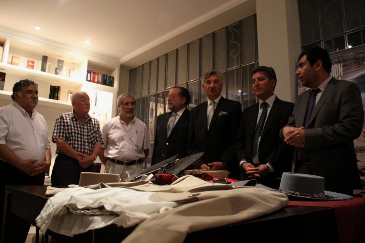 GOBIERNO REGIONAL ENTREGA TRAJES TÍPICOS A CHILENOS RESIDENTES EN SAN JUAN