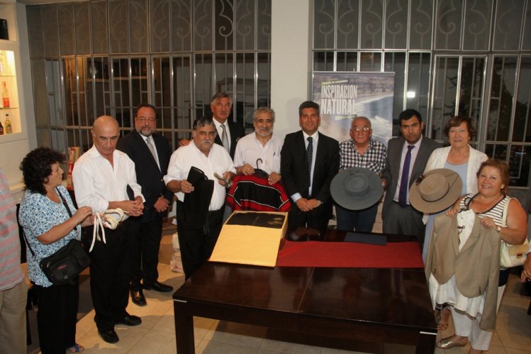 GOBIERNO REGIONAL ENTREGA TRAJES TÍPICOS A CHILENOS RESIDENTES EN SAN JUAN