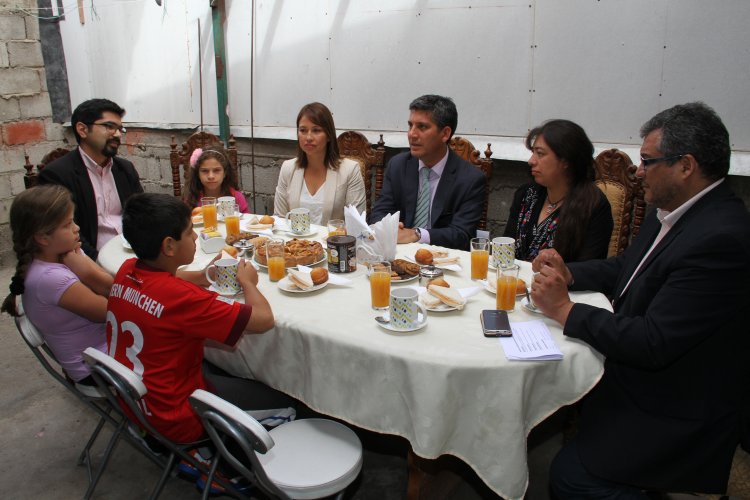 INTENDENTE IBÁÑEZ PRESENTA BENEFICIOS DE APORTE FAMILIAR PERMANENTE