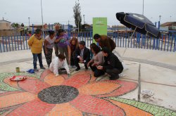 VECINAS DE LAS COMPAÑÍAS INSTALAN SU ARTE DE MOSAICOS EN PLAZA DE LA MUJER