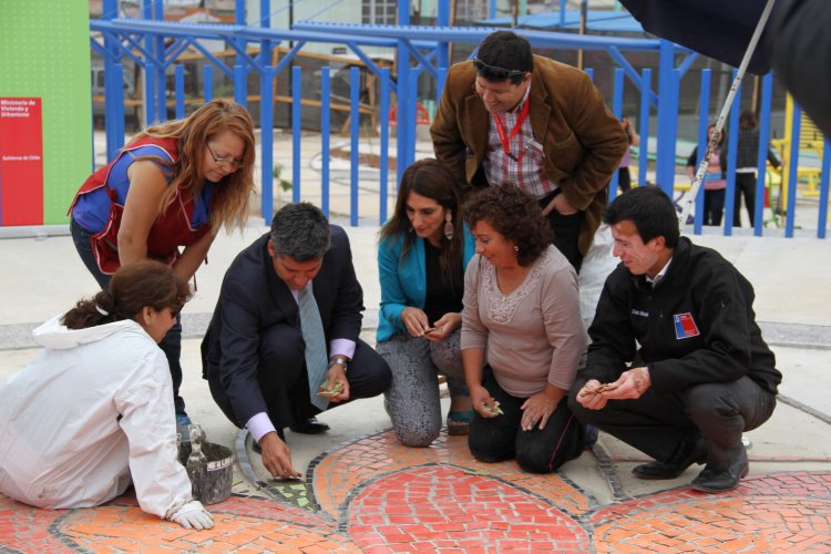VECINAS DE LAS COMPAÑÍAS INSTALAN SU ARTE DE MOSAICOS EN PLAZA DE LA MUJER