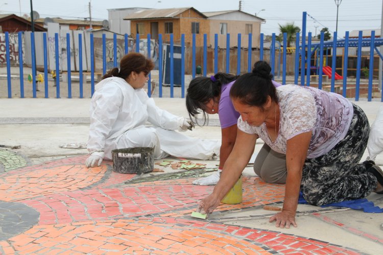 VECINAS DE LAS COMPAÑÍAS INSTALAN SU ARTE DE MOSAICOS EN PLAZA DE LA MUJER