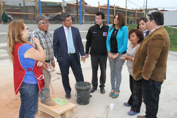 VECINAS DE LAS COMPAÑÍAS INSTALAN SU ARTE DE MOSAICOS EN PLAZA DE LA MUJER