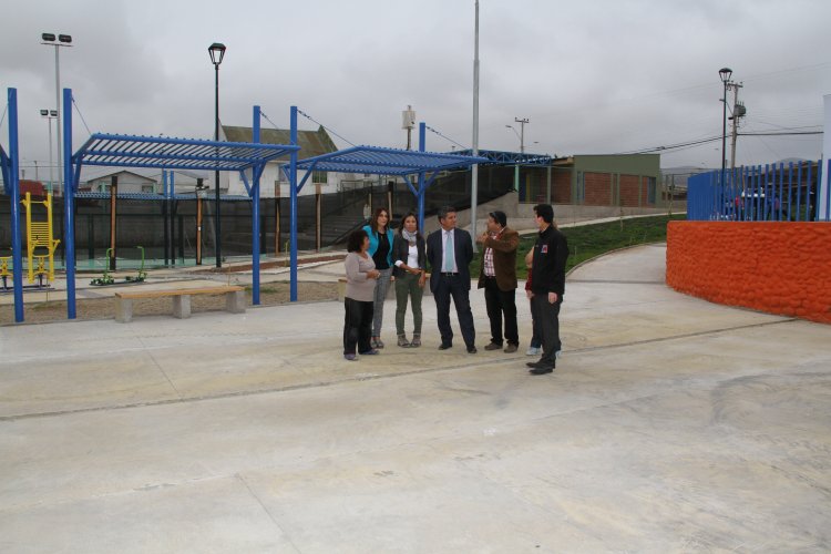 VECINAS DE LAS COMPAÑÍAS INSTALAN SU ARTE DE MOSAICOS EN PLAZA DE LA MUJER