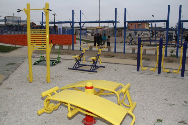 VECINAS DE LAS COMPAÑÍAS INSTALAN SU ARTE DE MOSAICOS EN PLAZA DE LA MUJER