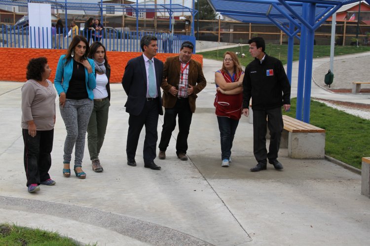 VECINAS DE LAS COMPAÑÍAS INSTALAN SU ARTE DE MOSAICOS EN PLAZA DE LA MUJER