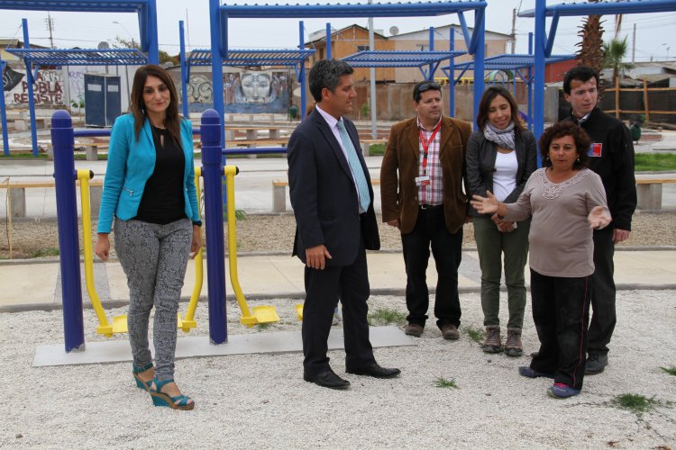 VECINAS DE LAS COMPAÑÍAS INSTALAN SU ARTE DE MOSAICOS EN PLAZA DE LA MUJER