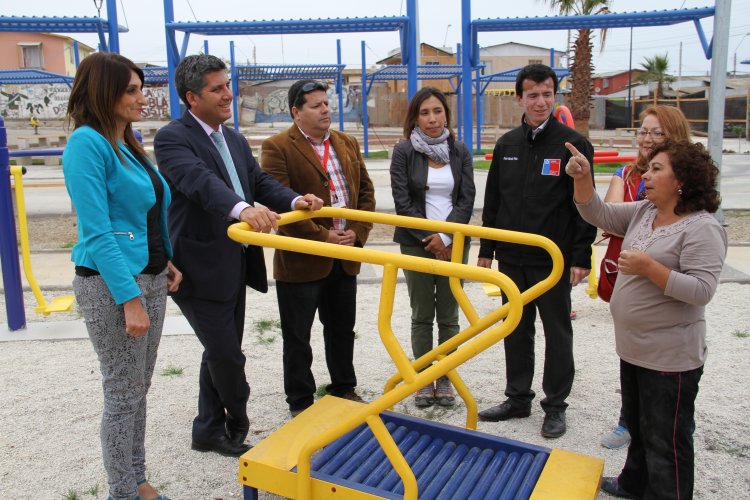 VECINAS DE LAS COMPAÑÍAS INSTALAN SU ARTE DE MOSAICOS EN PLAZA DE LA MUJER