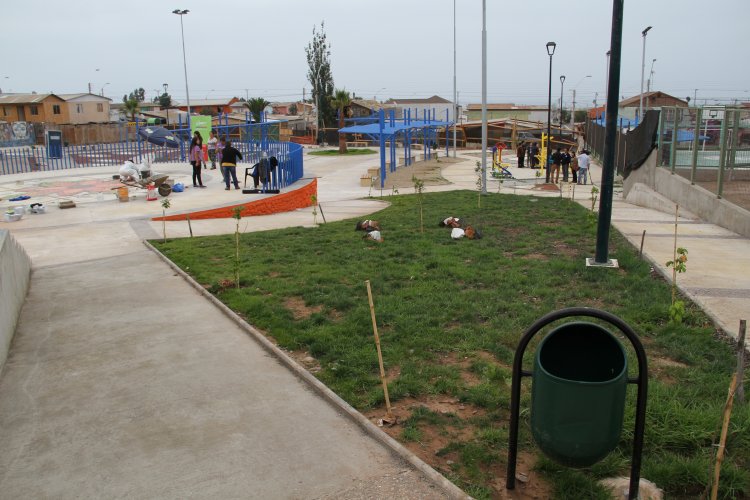 VECINAS DE LAS COMPAÑÍAS INSTALAN SU ARTE DE MOSAICOS EN PLAZA DE LA MUJER