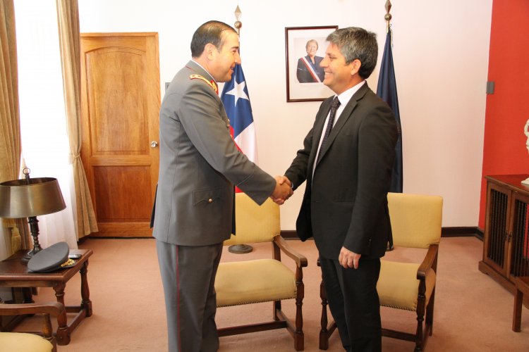 INTENDENTE CLAUDIO IBÁÑEZ RECIBE A NUEVO GENERAL DE DIVISIÓN DEL EJÉRCITO
