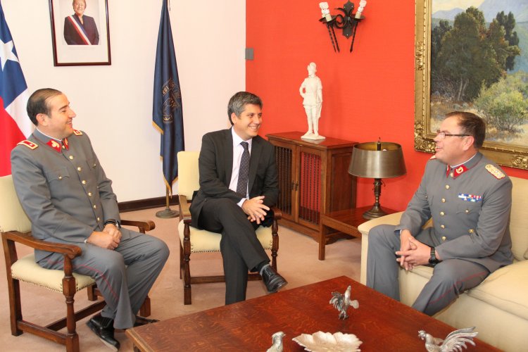 INTENDENTE CLAUDIO IBÁÑEZ RECIBE A NUEVO GENERAL DE DIVISIÓN DEL EJÉRCITO