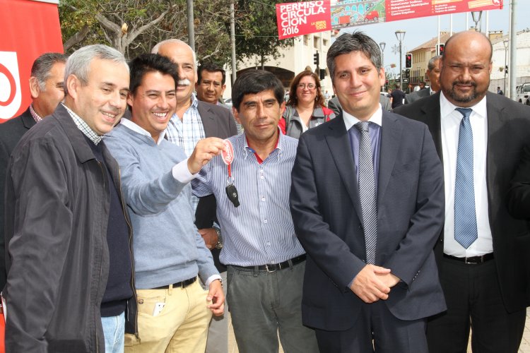 GOBIERNO REGIONAL ENTREGA 4 NUEVOS VEHÍCULOS PARA EL TRASLADO DE PACIENTES EN LA SERENA