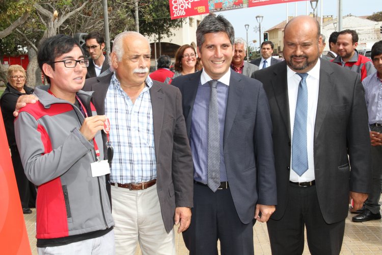 GOBIERNO REGIONAL ENTREGA 4 NUEVOS VEHÍCULOS PARA EL TRASLADO DE PACIENTES EN LA SERENA