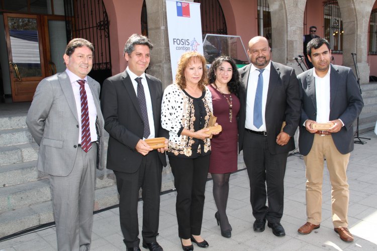 GOBIERNO REGIONAL Y FOSIS ENTREGAN $400 MILLONES A EMPRENDEDORES Y AGRUPACIONES PRODUCTIVAS DE LA ZONA