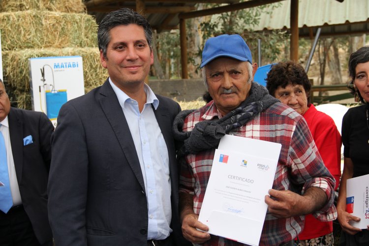 ENTREGAN IMPLEMENTOS PARA PALIAR LA SEQUÍA A 210 FAMILIAS DE ELQUI