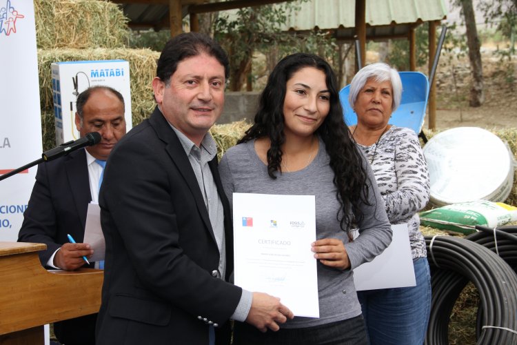 ENTREGAN IMPLEMENTOS PARA PALIAR LA SEQUÍA A 210 FAMILIAS DE ELQUI