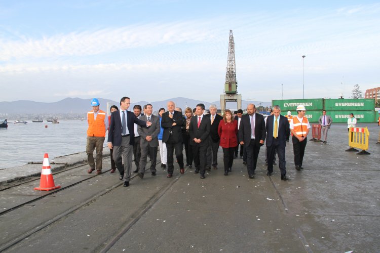 AUTORIDADES CHILENAS Y ARGENTINAS OBSERVAN RECUPERACIÓN DEL PUERTO DE COQUIMBO