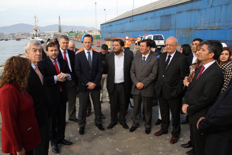 AUTORIDADES CHILENAS Y ARGENTINAS OBSERVAN RECUPERACIÓN DEL PUERTO DE COQUIMBO