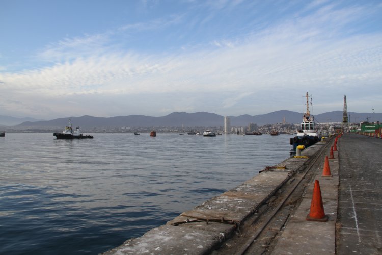 AUTORIDADES CHILENAS Y ARGENTINAS OBSERVAN RECUPERACIÓN DEL PUERTO DE COQUIMBO