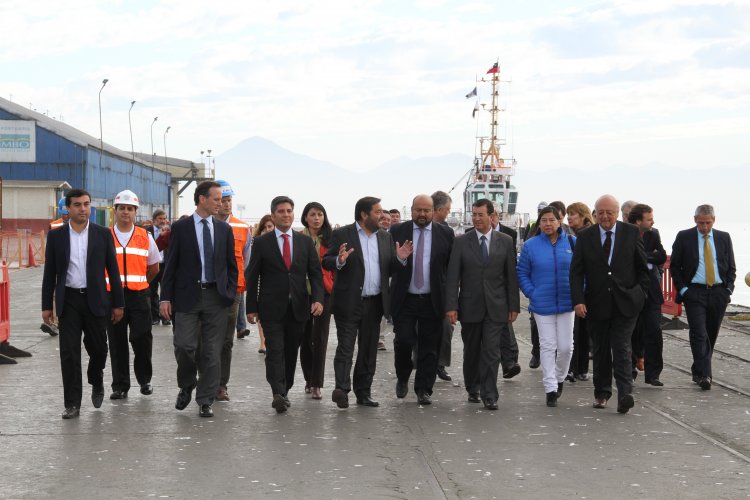 AUTORIDADES CHILENAS Y ARGENTINAS OBSERVAN RECUPERACIÓN DEL PUERTO DE COQUIMBO