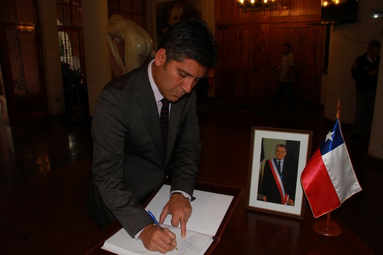GOBIERNO INVITA A MISA ESPECIAL EN RECUERDO DEL PRESIDENTE AYLWIN Y ABRE LIBRO OFICIAL DE CONDOLENCIAS