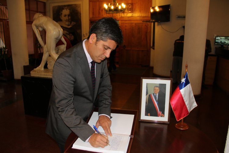 GOBIERNO INVITA A MISA ESPECIAL EN RECUERDO DEL PRESIDENTE AYLWIN Y ABRE LIBRO OFICIAL DE CONDOLENCIAS