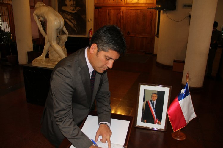 GOBIERNO INVITA A MISA ESPECIAL EN RECUERDO DEL PRESIDENTE AYLWIN Y ABRE LIBRO OFICIAL DE CONDOLENCIAS