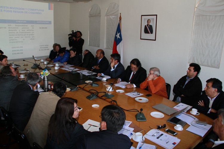 AUTORIDADES SE REÚNEN PARA DELINEAR PLAN DE DESARROLLO PRODUCTIVO REGIONAL