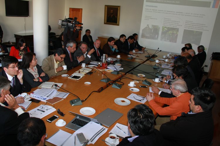 AUTORIDADES SE REÚNEN PARA DELINEAR PLAN DE DESARROLLO PRODUCTIVO REGIONAL