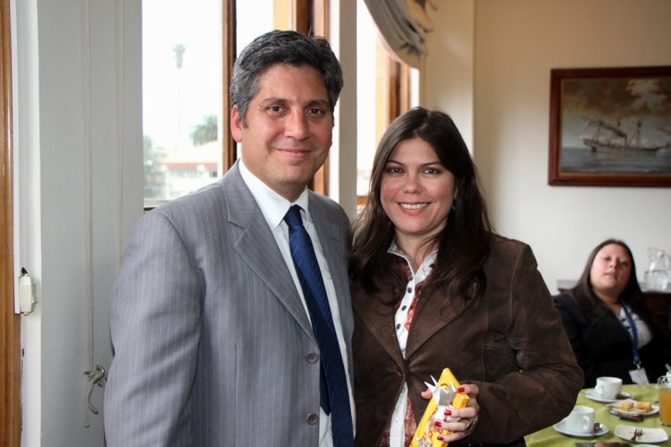 INTENDENTE CLAUDIO IBÁÑEZ CELEBRA JUNTO A FUNCIONARIAS PÚBLICAS POR EL DÍA DE LA MADRE