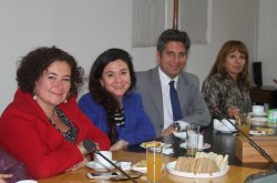 INTENDENTE CLAUDIO IBÁÑEZ CELEBRA JUNTO A FUNCIONARIAS PÚBLICAS POR EL DÍA DE LA MADRE