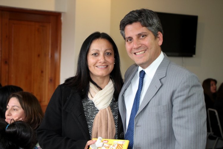 INTENDENTE CLAUDIO IBÁÑEZ CELEBRA JUNTO A FUNCIONARIAS PÚBLICAS POR EL DÍA DE LA MADRE