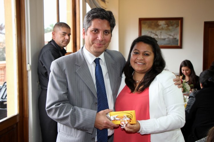 INTENDENTE CLAUDIO IBÁÑEZ CELEBRA JUNTO A FUNCIONARIAS PÚBLICAS POR EL DÍA DE LA MADRE