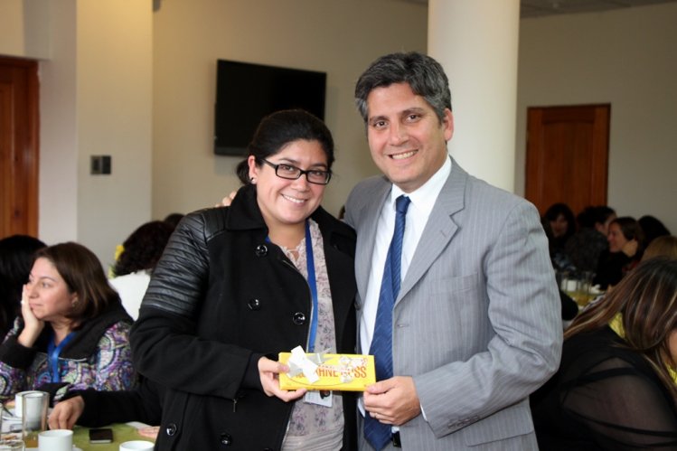 INTENDENTE CLAUDIO IBÁÑEZ CELEBRA JUNTO A FUNCIONARIAS PÚBLICAS POR EL DÍA DE LA MADRE