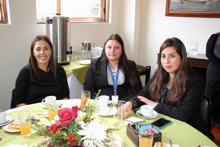 INTENDENTE CLAUDIO IBÁÑEZ CELEBRA JUNTO A FUNCIONARIAS PÚBLICAS POR EL DÍA DE LA MADRE