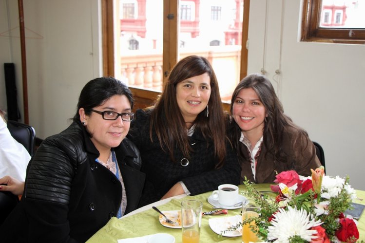 INTENDENTE CLAUDIO IBÁÑEZ CELEBRA JUNTO A FUNCIONARIAS PÚBLICAS POR EL DÍA DE LA MADRE