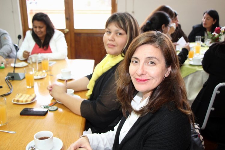 INTENDENTE CLAUDIO IBÁÑEZ CELEBRA JUNTO A FUNCIONARIAS PÚBLICAS POR EL DÍA DE LA MADRE