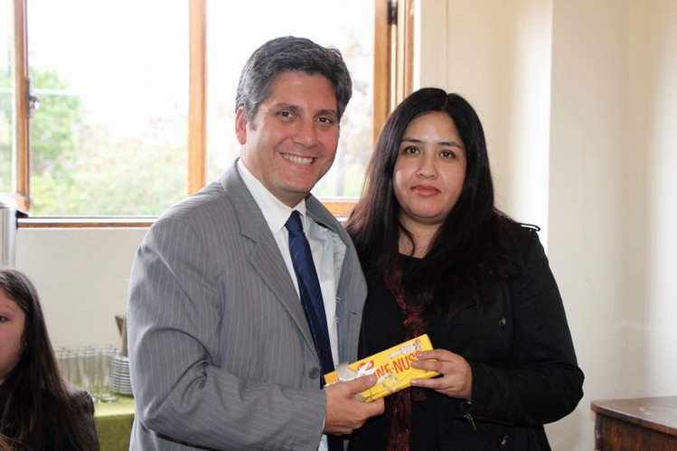 INTENDENTE CLAUDIO IBÁÑEZ CELEBRA JUNTO A FUNCIONARIAS PÚBLICAS POR EL DÍA DE LA MADRE