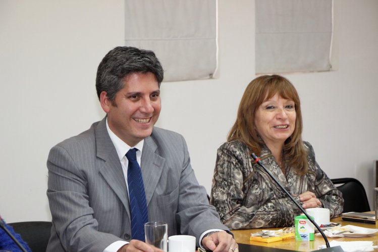 INTENDENTE CLAUDIO IBÁÑEZ CELEBRA JUNTO A FUNCIONARIAS PÚBLICAS POR EL DÍA DE LA MADRE