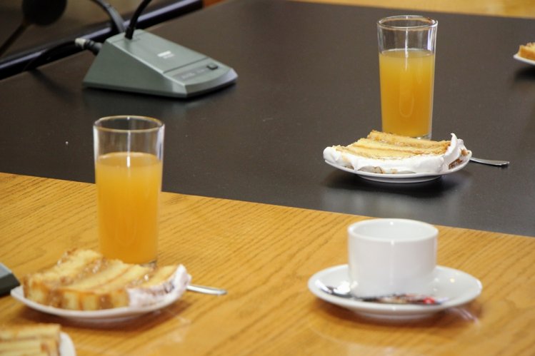INTENDENTE CLAUDIO IBÁÑEZ CELEBRA JUNTO A FUNCIONARIAS PÚBLICAS POR EL DÍA DE LA MADRE