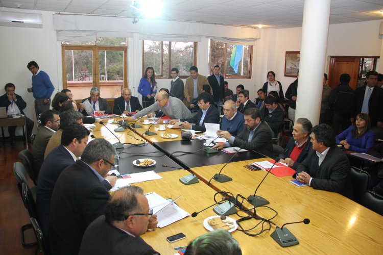 INTENDENTE IBÁÑEZ Y ALCALDES REALIZAN BALANCE Y DEFINEN NUEVAS ACCIONES POR EMERGENCIA Y TERREMOTO