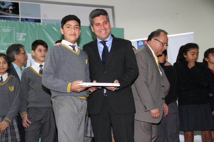 PROGRAMA “ME CONECTO PARA APRENDER” ENTREGA MÁS DE 900 COMPUTADORES A ESTUDIANTES DE OVALLE