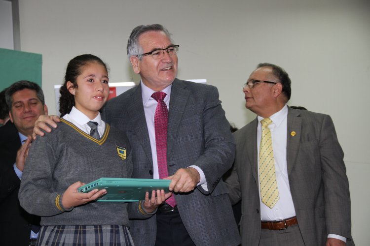 PROGRAMA “ME CONECTO PARA APRENDER” ENTREGA MÁS DE 900 COMPUTADORES A ESTUDIANTES DE OVALLE