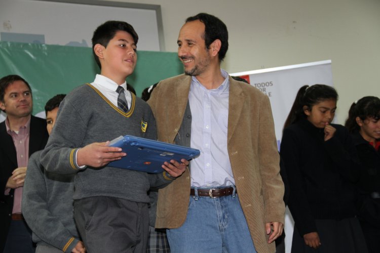 PROGRAMA “ME CONECTO PARA APRENDER” ENTREGA MÁS DE 900 COMPUTADORES A ESTUDIANTES DE OVALLE