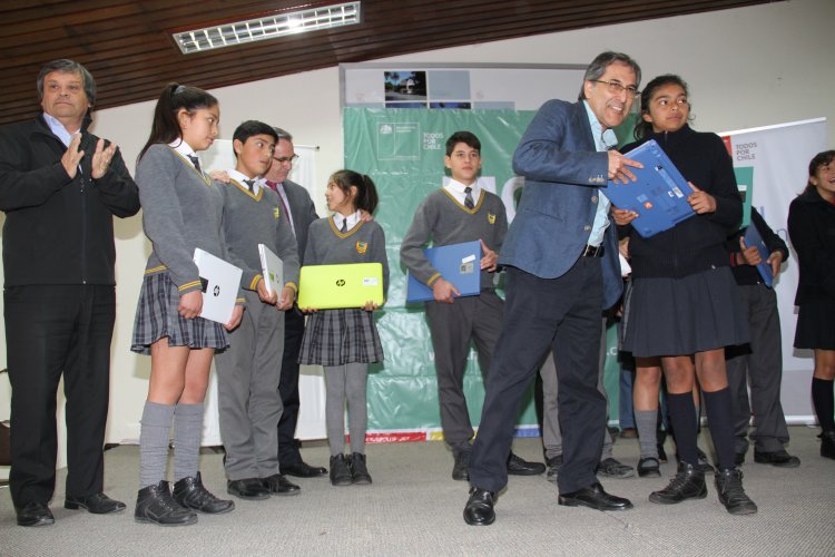 PROGRAMA “ME CONECTO PARA APRENDER” ENTREGA MÁS DE 900 COMPUTADORES A ESTUDIANTES DE OVALLE