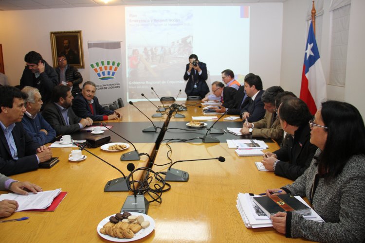 INTENDENTE IBÁÑEZ Y ALCALDES REALIZAN BALANCE Y DEFINEN NUEVAS ACCIONES POR EMERGENCIA Y TERREMOTO