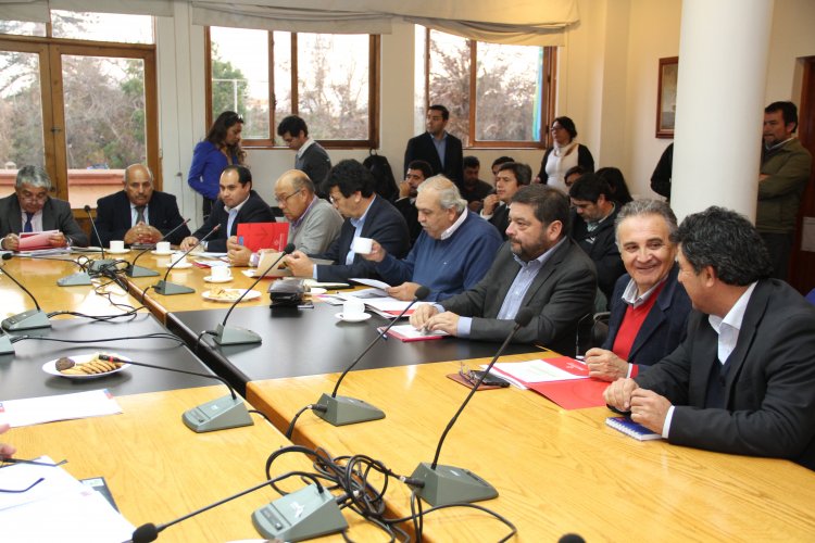 INTENDENTE IBÁÑEZ Y ALCALDES REALIZAN BALANCE Y DEFINEN NUEVAS ACCIONES POR EMERGENCIA Y TERREMOTO